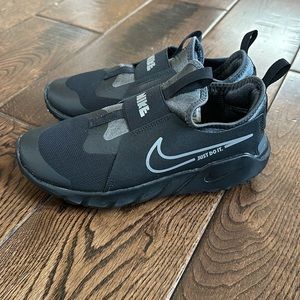 NEW - Big boys Nike slip on sneakers size 5